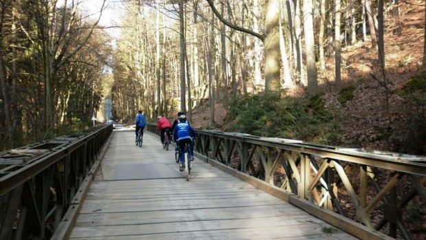 Cyklisté na mostě