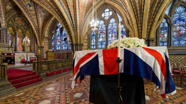 Rakev s ostatky Margaret Thatcherové byla v předvečer pohřbu uložena v kapli Westminsterského paláce