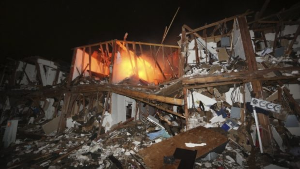 Bytový komplex zničený po výbuchu továrny na hnojiva v texaském městečku West stále hoří