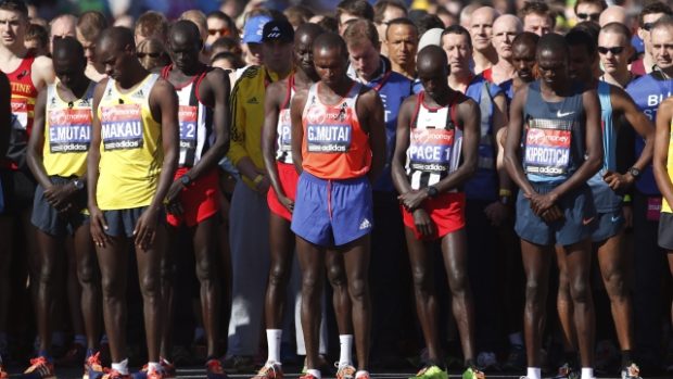 Běžci maratonu v Londýně drží před závodem 30 vteřin ticha za oběti bombových útoků maraton v Bostonu