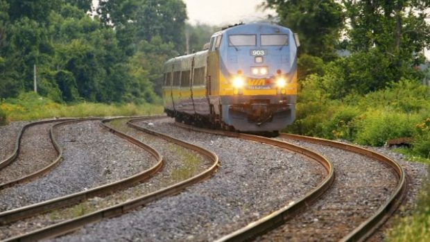 Osobní vlak Via Rail Canada u Montrealu