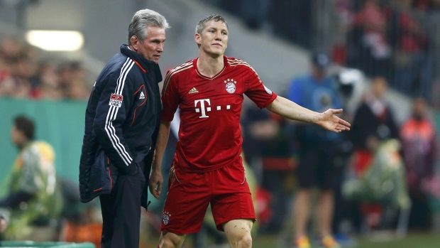 Jupp Heynckes dává pokyny Bastianu Schweinsteigerovi.