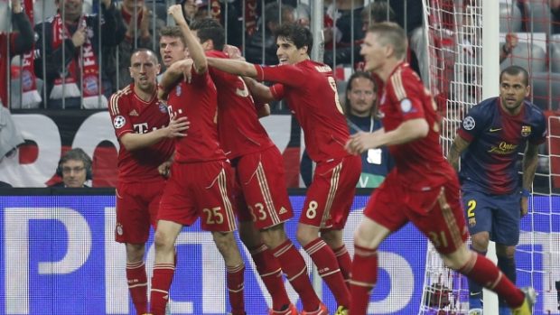 Fotbalisté Bayernu Mnichov oslavovali gól proti Barceloně celkem čtyřikrát