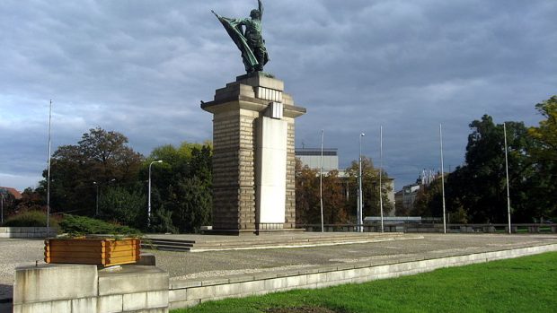 Socha rudoarmějce na Moravském náměstí v Brně