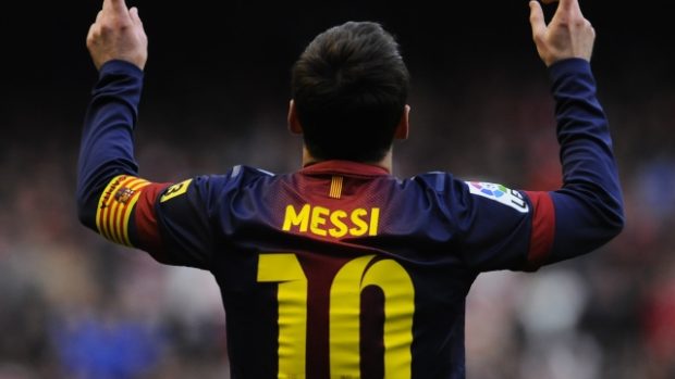 Lionel Messi vyhlíží nad Nou Campem večer velký fotbalový hurikán svého týmu