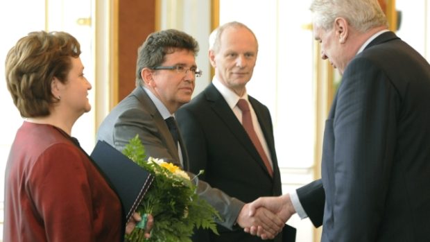 Prezident Miloš Zeman jmenoval na Pražském hradě (zleva) Miladu Tomkovou, Jaroslava Fenyka a Jana Filipa novými soudci Ústavního soudu