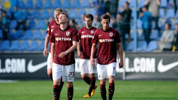 Utkání 26. kola první fotbalové ligy Slovan Liberec - Sparta Praha 4. května v Liberci. Zklamaní hráči Sparty po prohraném zápase.