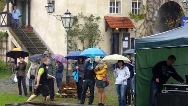 Vodní hrad Lipý v České Lípě: v dešti na nádvoří hradu Lipý v České Lípě