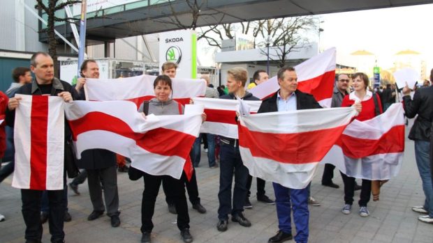 „Ať žije Bělorusko,“ skanduje před halou Globen hlouček lidí oděných do běloruských vlajek