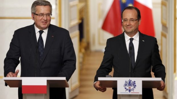 Polský prezident Bronislav Komorowski a francouzský prezident Francois Hollande v Paříži