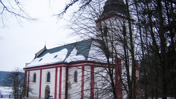Pohled na kostel v Zahrádce v zimních měsících