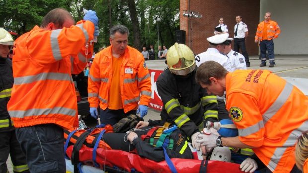 Záchranáři zasahují u simulované dopravní nehody