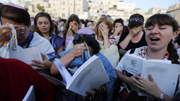 Židovské ženy z uskupení Ženy zdi se společně modlí u Zdi nářků. 10. 5. 2013