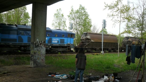 Bezdomovci v České Lípě. Pohled z pod mostu na trať