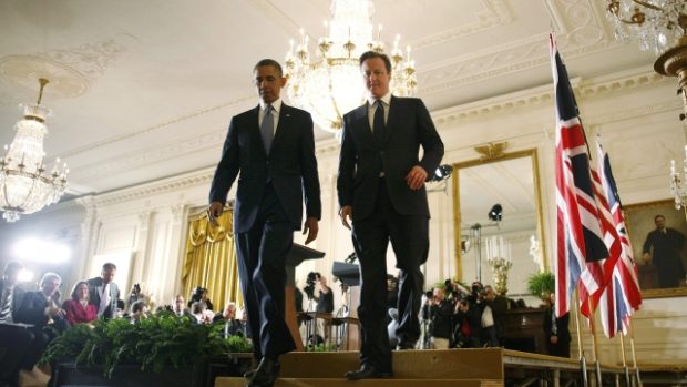 Prezident USA Barack Obama a britský premiér David Cameron při setkání v Bílém domě