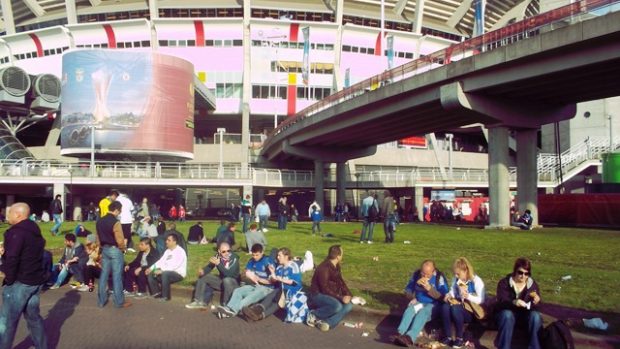 Fanoušci Chelsea piknikují před Amsterdam Arenou, kde Benítez dovedl jejich tým k triumfu v Evropské lize