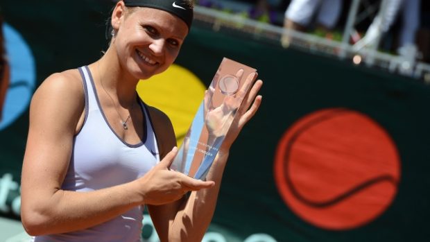 Finále tenisového turnaje žen ITF Sparta Prague Open 19. května v Praze. Lucie Šafářová s trofejí pro vítězku.