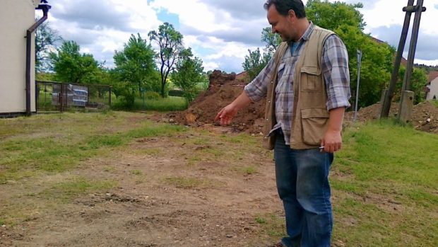 Archeolog Ladislav Kaiser na místě objevu neobvykle zachovalého žárového hrobu z mladší doby bronzové ve Lhánicích na Třebíčsku
