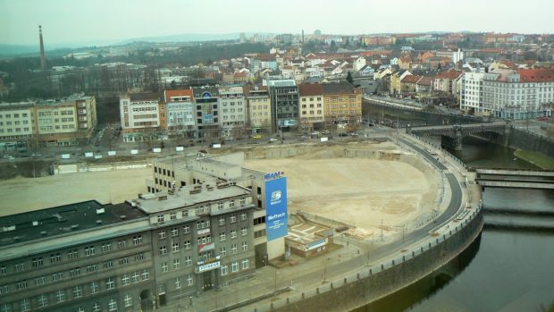 Pozemky,  na nichž měl stát obří  obchodní dům Corso.  Obyvatelé Plzně jeho stavbu ale v referendu zamítli