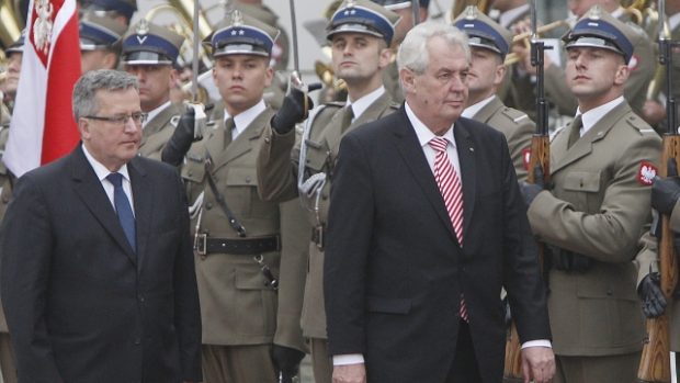 Prezidenti Komorowski a Zeman během přivítacího ceremoniálu ve Varšavě