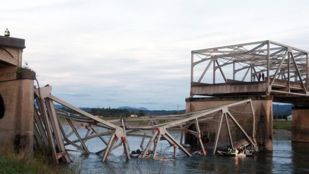 Část dálničního mostu se zřítila do řeky Skagit ve státě Washington