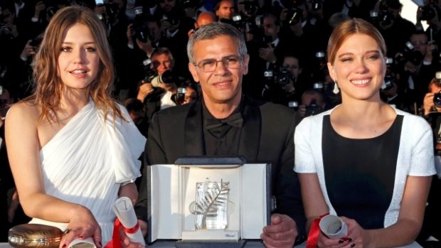 Herečky Lea Seydoux (vpravo) a Adele Exarchopoulos pózují s režisérem Abdellatifem Kechichem