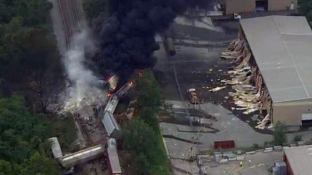Nákladní vlak vykolejil u města Baltimore, následně se zřítilo několik budov