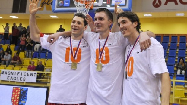 Basketbalisté Nymburka Petr Benda, Radek Nečas a Jiří Welsch slaví ligový titul