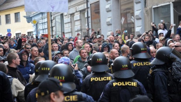 Postup přehradili demonstrantům v Duchcově policejní těžkooděnci