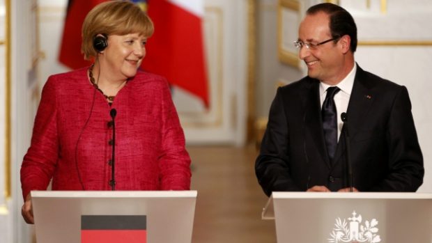 Francouzský prezident Francois Hollande a německá kancléřka Angela Merkelová na společném setkání