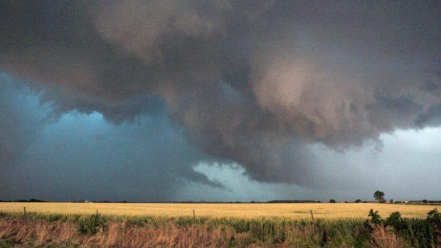 Bouře se mění v tornádo u města El Reno ve státě Oklahoma