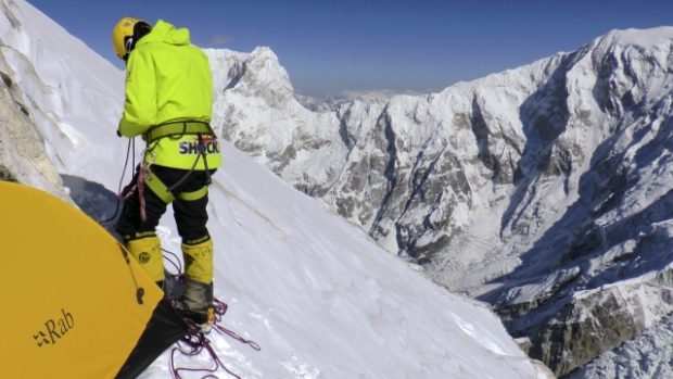 Archivní snímek Marka Holečka a Zdeňka Hrubého při výstupu novou cestou na horu Talung (7349 m) v Nepálu. Horolezci o svém výkonu informovali 31. května v Praze.