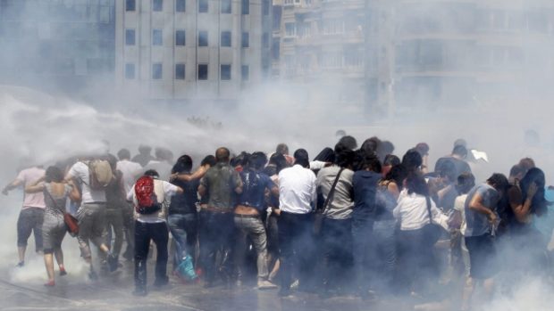 Turecká policie rozhání demonstranty slzným plynem a vodními děly