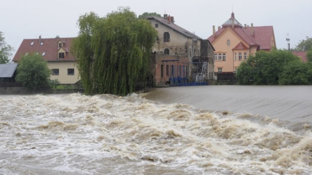Jez na Berounce v Černošicích u Prahy, kde 1. června platil druhý stupeň povodňové aktivity