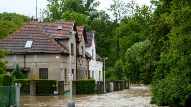 Zaplavené domy u Botiče v ulici U Břehu v Praze-Hostivaři