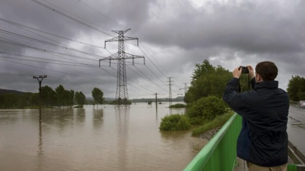 Rozvodněná Blanice u obce Myšenec zaplavila pole s elekrickým vedením