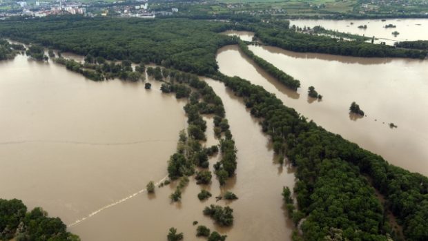 Rozvodněná Vltava u Mělníka (3. června)