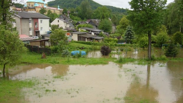 Zatopená obec Horní Police. Z břehů se tam vylila říčka Ploučnice.