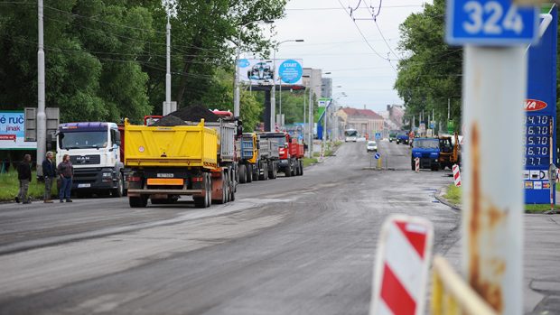 Uzavřený Wonkův most a Hradecká ulice v Pardubicích