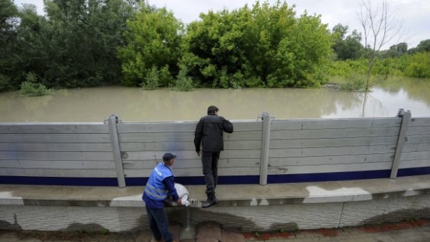 Protipovodňové zábrany v bratislavské čtvrti Děvín.