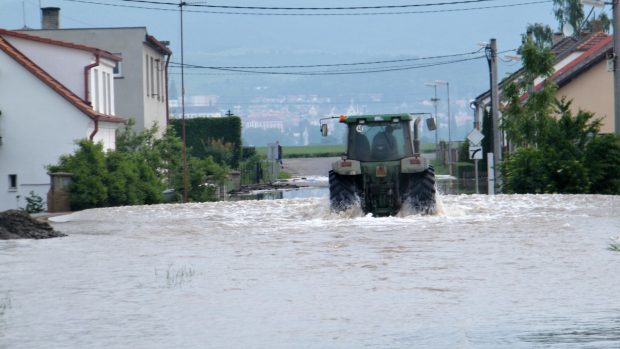 U Terezína povolila provizorní hráz z hlíny a voda zaplavila část Nových Kopist