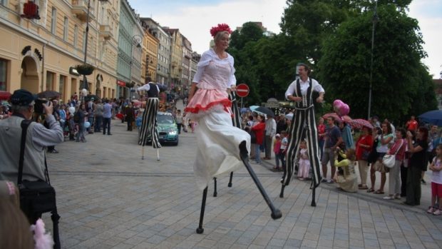 Do Karlových zzVarů se vrátil tradiční karneval. Město roářil průvod masek.