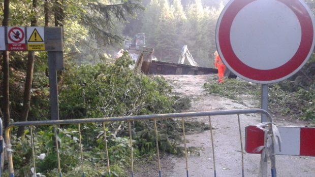Most nad 107. kilometrem dálnice D1 v noci padl