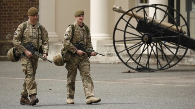 Z bojiště před tabuli. V britských školách budou učit bývalí vojáci.