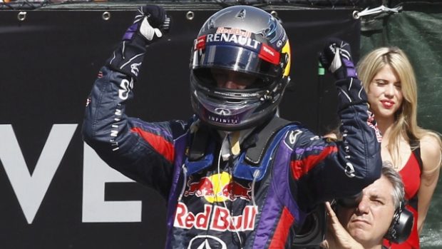 Sebastian Vettel se raduje z vítězství ve Velké ceně Kanady
