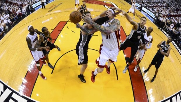 Ve druhém zápase finále NBA porazilo Miami San Antonio 103:84