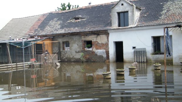 Na samotě nedaleko obce voda ze zahrad neodtéká