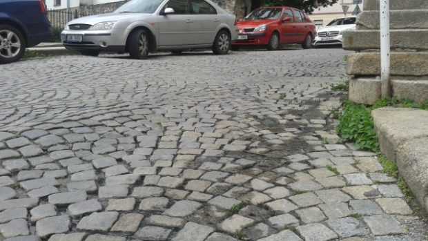 Jihlava. Splašky z poškozené kanalizace v Brněnské ulici