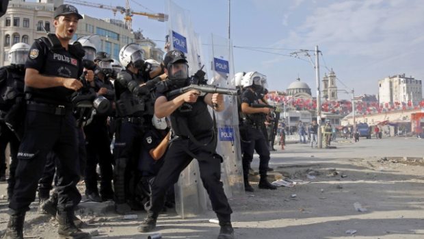 Slzným plynem a vodními děly  turecká policie vytlačila většinu  protestujících z istanbulského náměstí Taksim