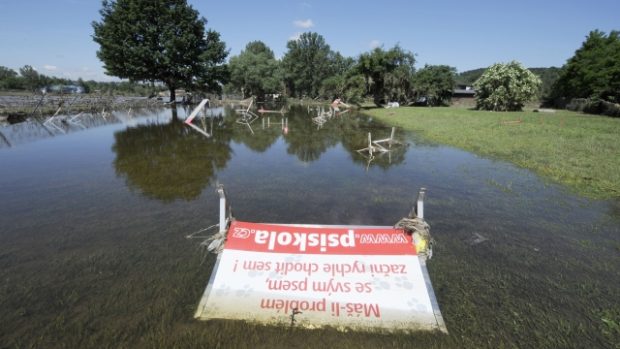 V loděnici vodních slalomářů v pražské Troji, kde se v září mají konat závody mistrovství světa v kanoistice, se 11. června uklízelo po nedávných záplavách.